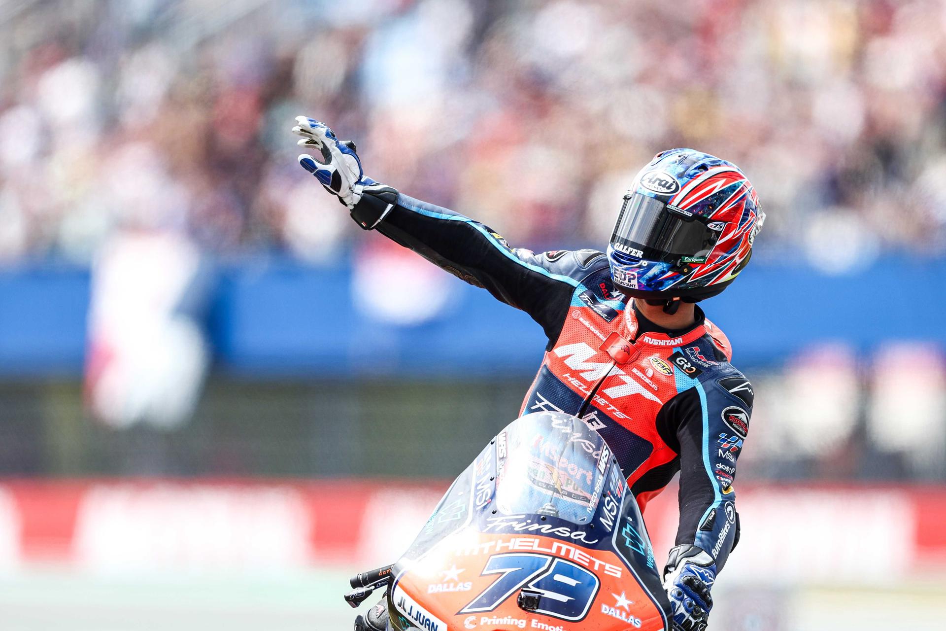 El japonés Ai Ogura celebra la victoria en Moto2 en la prueba que se ha celebrado en Assen, en el TT Circuit Assen, Países Bajos. EFE/EPA/VINCENT JANNINK
