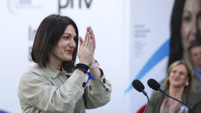 Imagen del pasado fin de semana de la cabeza de lista del PNV, Oihane Agirregoitia en un acto electoral. EFE/Luis Tejido
