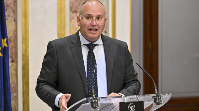 El portavoz del PP, Miguel Tellado, comparece ante la prensa este jueves en el Congreso de los Diputados. EFE/ Fernando Villar
