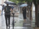 Imagen reciente de personas caminando protegidas por paraguas de la tormenta. EFE/José Manuel Vidal