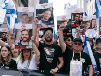 Manifestantes sostienen carteles con retratos de rehenes israelíes este domingo 2 de junio de 2024 durante el desfile anual del Día de Israel a lo largo de la Quinta Avenida en Nueva York (EE.UU.). El desfile se celebra anualmente desde 1964. EFE/EPA/Olga Fedorova