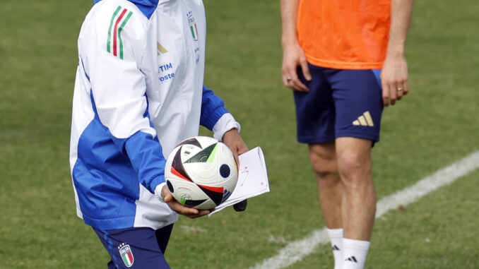 El seleccionador italiano, Luciano Spalletti, junto al centrocampista Nicolo Barella durante un entrenamiento de la selección de Italia realizado en Iserlohn (Alemania). EFE/ Alberto Estévez
