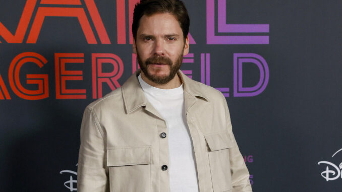 El actor hispanoalemán Daniel Brühl posa para los medios durante la presentación 'Becoming Karl Lagerfelt', la serie en la que da vida al modisto Karl Lagerfelt, que se estrena en Disney el 7 de junio. EFE/J.P. Gandul
