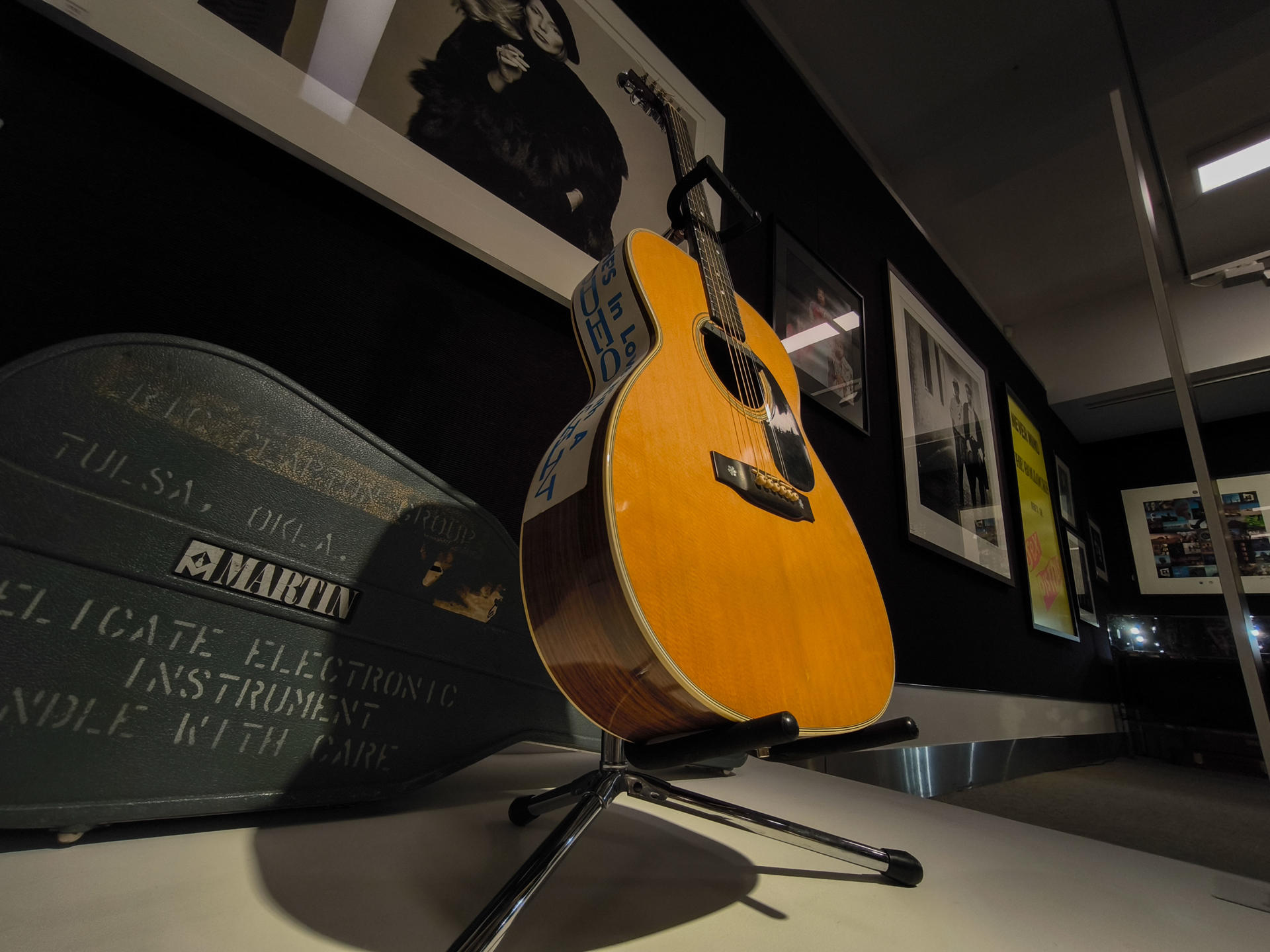 Una de las guitarras favoritas del músico británico Eric Clapton, con la que compuso su conocida balada 'Wonderful tonight', se quedó sin comprador al no pujar ningún postor por encima del precio mínimo en que se la había tasado, en una subasta este miércoles en Londres.La puja por esta Martin acústica de 1974, llevada a cabo en la casa Bonhams, tenía un precio estimado de entre 300.000 libras (355.000 euros) y 400.000 libras (475.000 euros), pero no se recibieron ofertas que alcanzasen esa cantidad mínima.EFE/ Guillermo Garrido.
