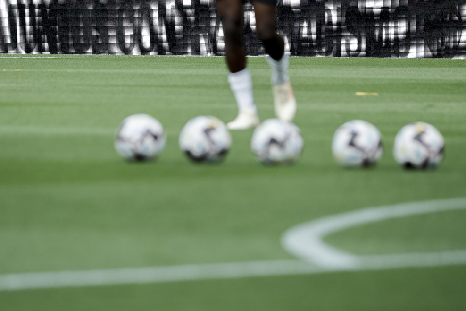 Vista del cartel contra el racismo de Mestalla tras los insultos racistas que se profirieron por varios aficionados a Vinícius en ese estadio. EFE/ Biel Aliño
