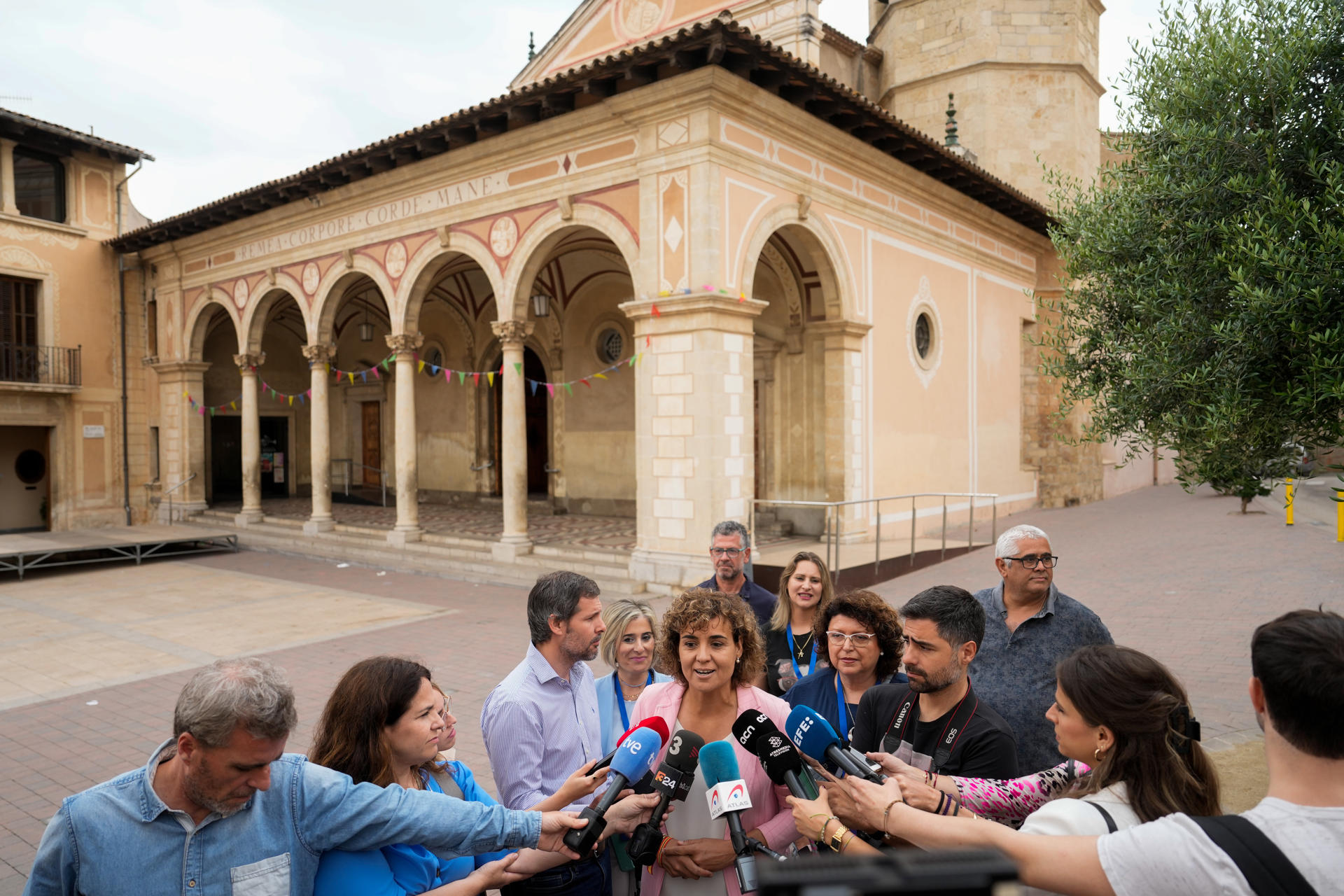 La cabeza de lista del PP al Parlamento Europeo, Dolors Montserrat, atiende a los medios tras votar en las elecciones al Parlamento Europeo en Sant Sadurní d'Anoia este domingo. EFE/Enric Fontcuberta
