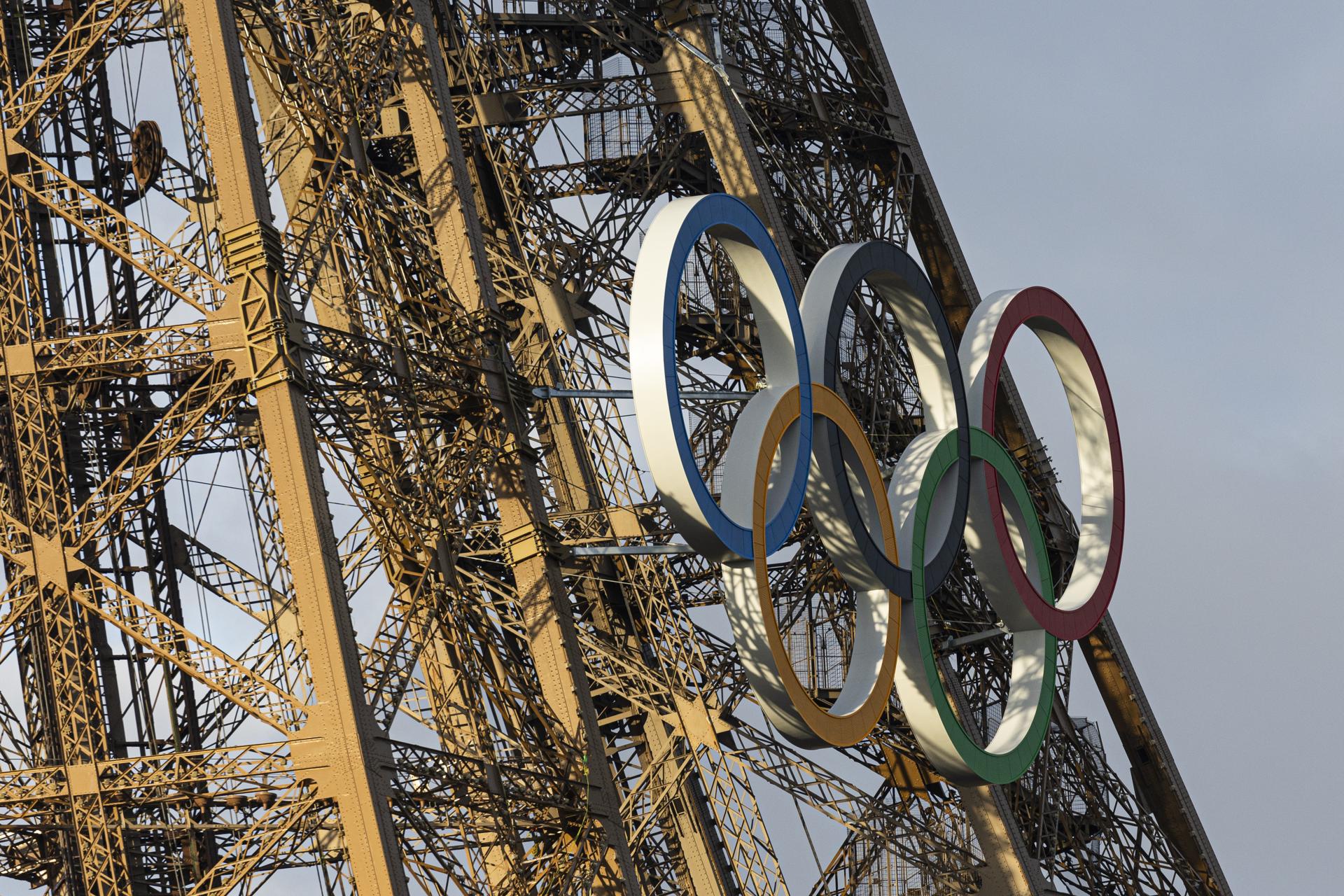 La Torre Eiffel durante un ensayo de la ceremonia de apertura de los Juegos de París 2024. EFE/EPA/ANDRE PAIN
