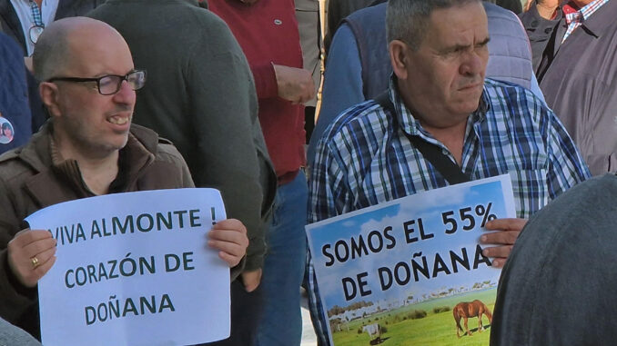 Vecinos de Almonte (Huelva) se concentran contra el reparto de fondos a los municipios del área de influencia de Doñana, en  una imagen de archivo. EFE/Laura Ramírez
