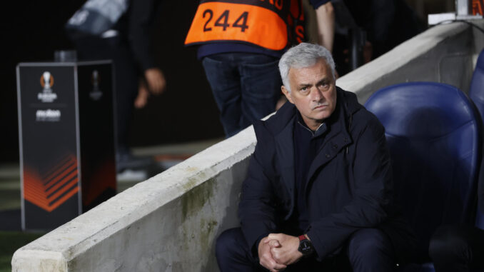 El técnico portugués José Mourinho en una imagen de archivo. EFE/Javier Etxezarreta
