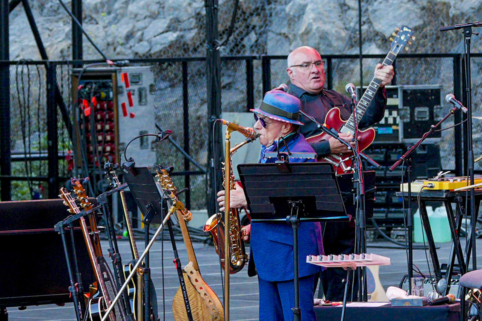 El cantante, compositor y músico británico Van Morrison durante el concierto, único que ofrece en España, que protagoniza en el festival Starlite Occident, hoy sábado en Marbella (Málaga). EFE/Juan Carlos Domínguez

