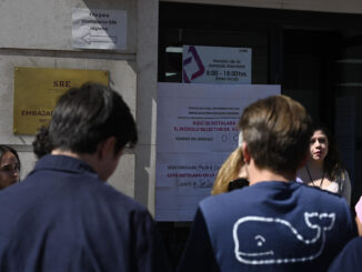 Los mexicanos residentes en España esperan a la entrada de la Embajada en Madrid para ejercer su derecho a voto en elecciones federales para la Presidencia de la República de México. EFE/ Víctor Lerena