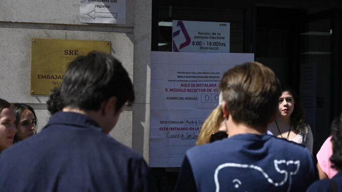 Los mexicanos residentes en España esperan a la entrada de la Embajada en Madrid para ejercer su derecho a voto en elecciones federales para la Presidencia de la República de México. EFE/ Víctor Lerena
