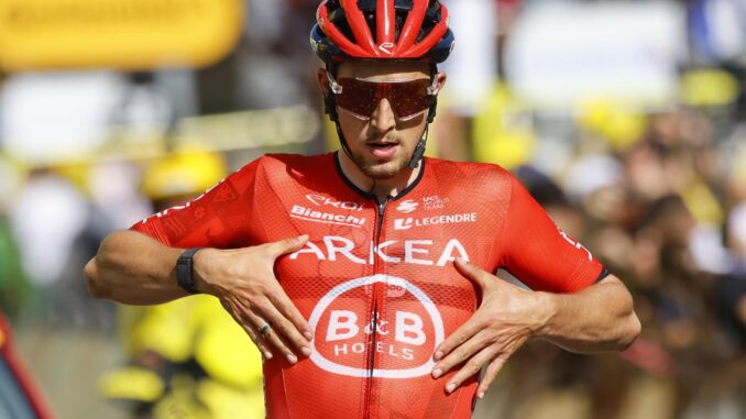 El francés Kevin Vauquelin, del equipo Arkea, llega primero a Bolonia, Italia. EFE/EPA/KIM LUDBROOK
