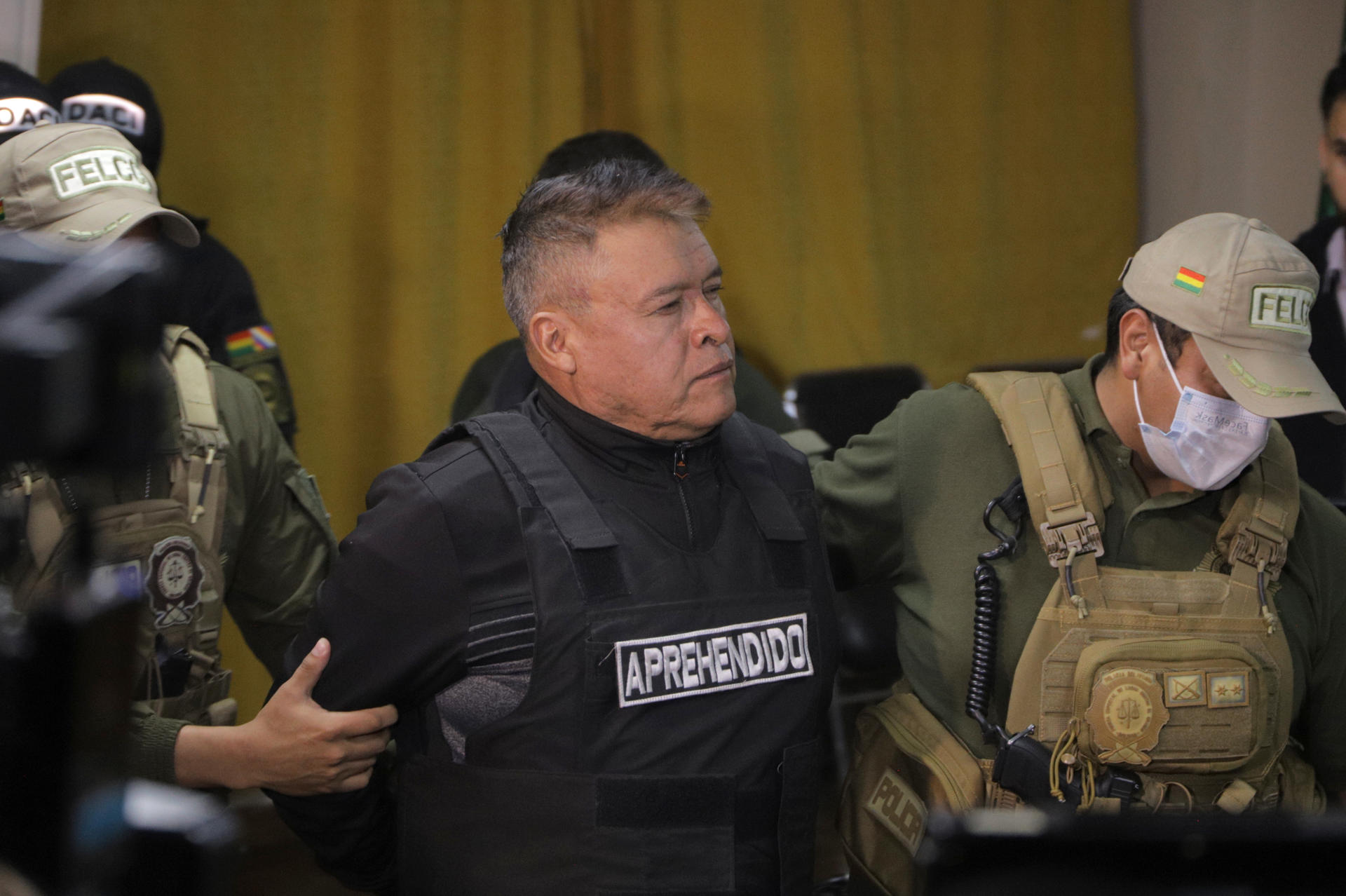 El destituido jefe militar del Ejército de Bolivia, Juan José Zúñiga, es escoltado para su presentación en dependencias de la Fuerza Especial de Lucha Contra el Crimen el 26 de junio de 2024, tras ser detenido por ser parte de una toma de militares de la sede del Gobierno de Bolivia, en La Paz (Bolivia). EFE/ STR
