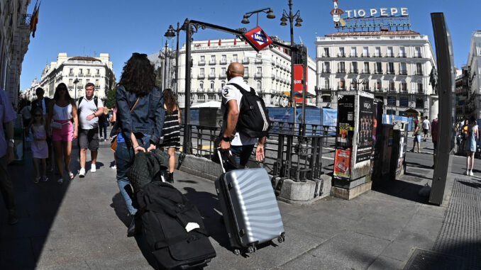 Imagen de archivo de turistas en la Puerta del Sol (Madrid). 
Imagen de EFE/Fernando Villar
