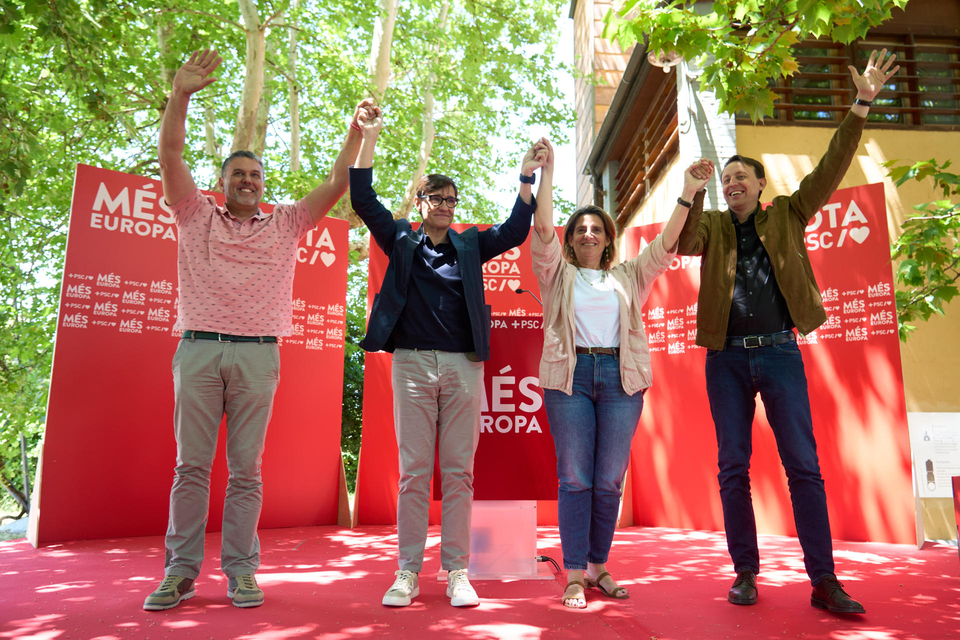 La cabeza de lista del PSOE a las elecciones europeas, Teresa Ribera (2d), en un mitin en Lleida, , junto con el líder del PSC, Salvador Illa (2i), y el candidato del PSC a las elecciones europeas Javi López (d)
EFE/ Alex López
