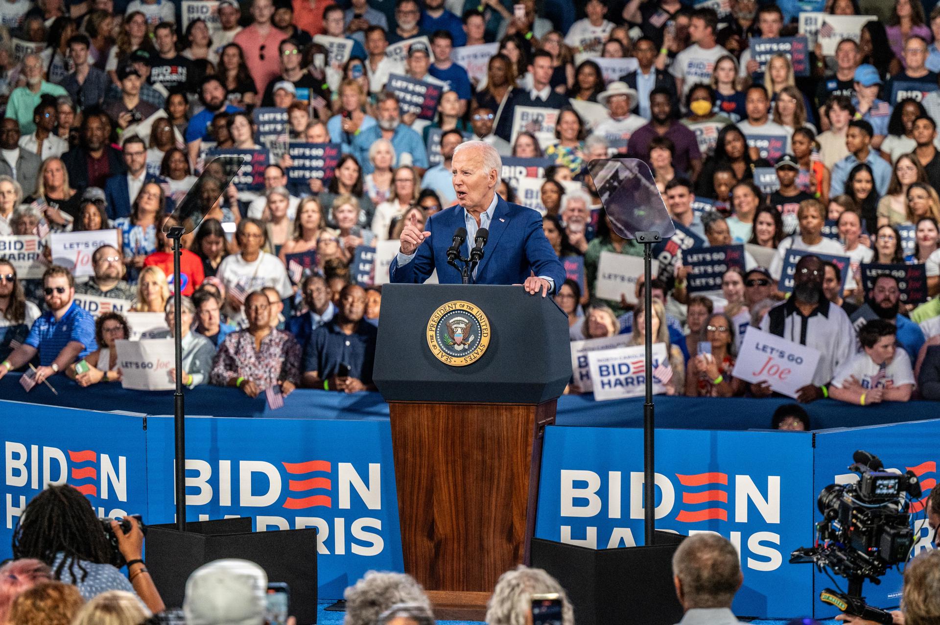 El presidente estadounidense, Joe Biden (c), habla con la multitud durante un evento de campaña en el edificio Jim Graham en el recinto ferial del estado de Carolina del Norte en Raleigh, Carolina del Norte, EE.UU. EFE/Stan Gilliland
