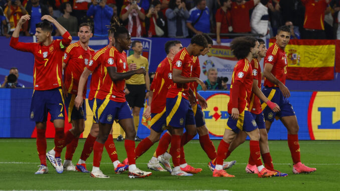 Los jugadores de la selección española celebran su primer gol durante el encuentro correspondiente a la fase de grupos de la Eurocopa 2024 contra Italia en Gelsenkirchen (Alemania). EFE/Jorge Guillén
