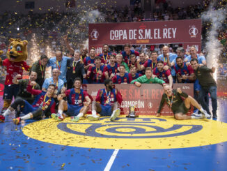 Los jugadores del Barça celebran su victoria en la Final de la Copa del Rey de Balonmano que han disputado hoy Domingo frente al Torrelavega en el Olivo Arena de Jaén. EFE / Carlos Cid.