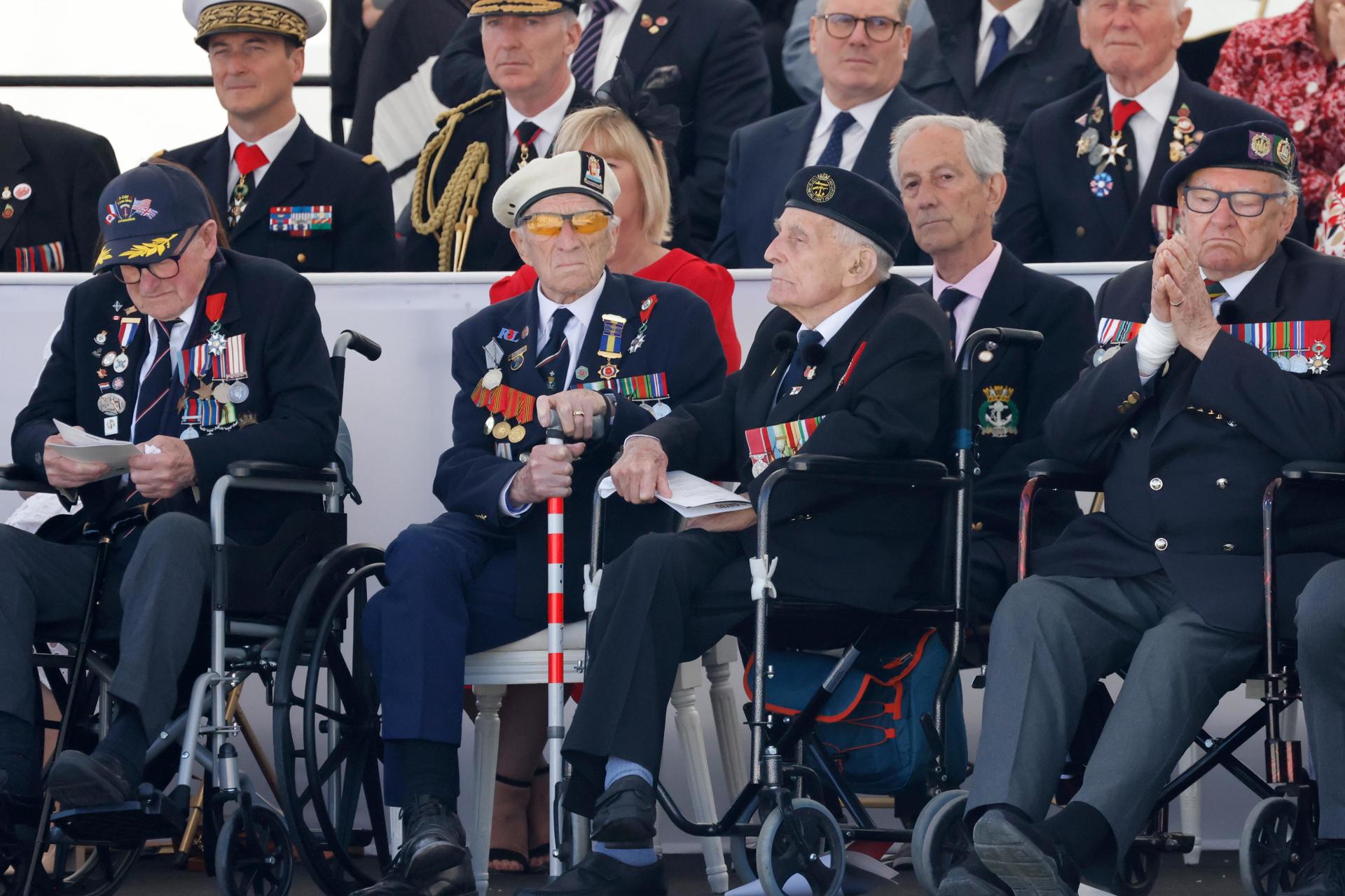 Veteranos asisten a la conmemoración del 80º aniversario del desembarco de Normandía en el cementerio británico de Vers sur Mer, en Francia, el 6 de junio de 2024. EFE/EPA/LUDOVIC MARIN / POOL MAXPPP OUT
