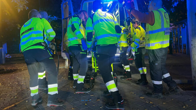 Miembros del SAMUR atienden al hombre que ha resultado herido grave de varias puñaladas esta noche en la calle de la Vía con Portalebre, en el barrio madrileño de Carabanchel. EFE/Ayuntamiento de Madrid 
***SÓLO USO EDITORIAL, PERMITIDO SU USO SÓLO EN RELACIÓN A LA INFORMACIÓN QUE APARECE EN EL PIE DE FOTO (CRÉDITO OBLIGATORIO)***
