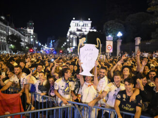 Aficionados del Real Madrid en la plaza de Cibeles celebran la Decimoquinta Copa de Europa tras imponerse 2-0 al Borussia Dortmund en la final de la Liga de Campeones. EFE/Fernando Villar