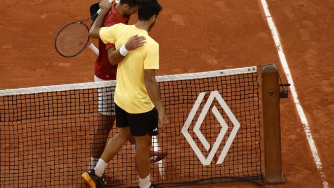 El serbio Novak Djokovic de Serbia (i) se abraza con el argentino Francisco Cerundolo de Argentina tras ganar su partido en Roland Garros, en París, Francia. EFE/EPA/YOAN VALAT
