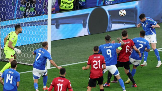 El central Alessandro Bastoni (d) logra el empate con un remate de cabeza durante el partido del grupo B que han jugado Italia y Albania en Dortmund, Alemania. EFE/EPA/GEORGI LICOVSKI
