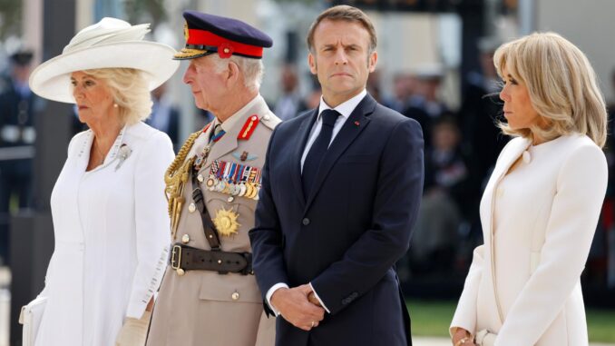 El rey Carlos III del Reino Unido, la reina Camilla, el presidente de Francia, Emmanuel Macron, y su esposa Brigitte Macron, asisten a la conmemoración del 80º aniversario del desembarco de Normandía en el cementerio británico de Vers sur Mer, en Francia, el 6 de junio de 2024. EFE/EPA/LUDOVIC MARIN / POOL MAXPPP OUT
