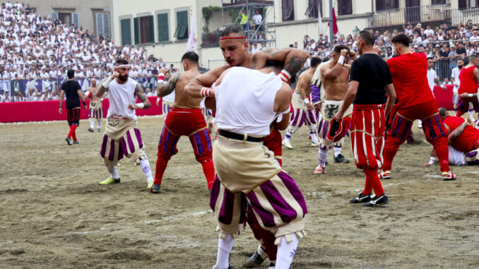 Dos 'calcianti' se enfrentan en la Plaza de la Santa Cruz de Florencia (Italia), lugar donde se celebra desde hace casi 500 años el 'Calcio Storico', un sangriento deporte que mezcla fútbol, rugby y lucha. EFE/ Miguel Salvatierra
