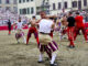 Dos 'calcianti' se enfrentan en la Plaza de la Santa Cruz de Florencia (Italia), lugar donde se celebra desde hace casi 500 años el 'Calcio Storico', un sangriento deporte que mezcla fútbol, rugby y lucha. EFE/ Miguel Salvatierra