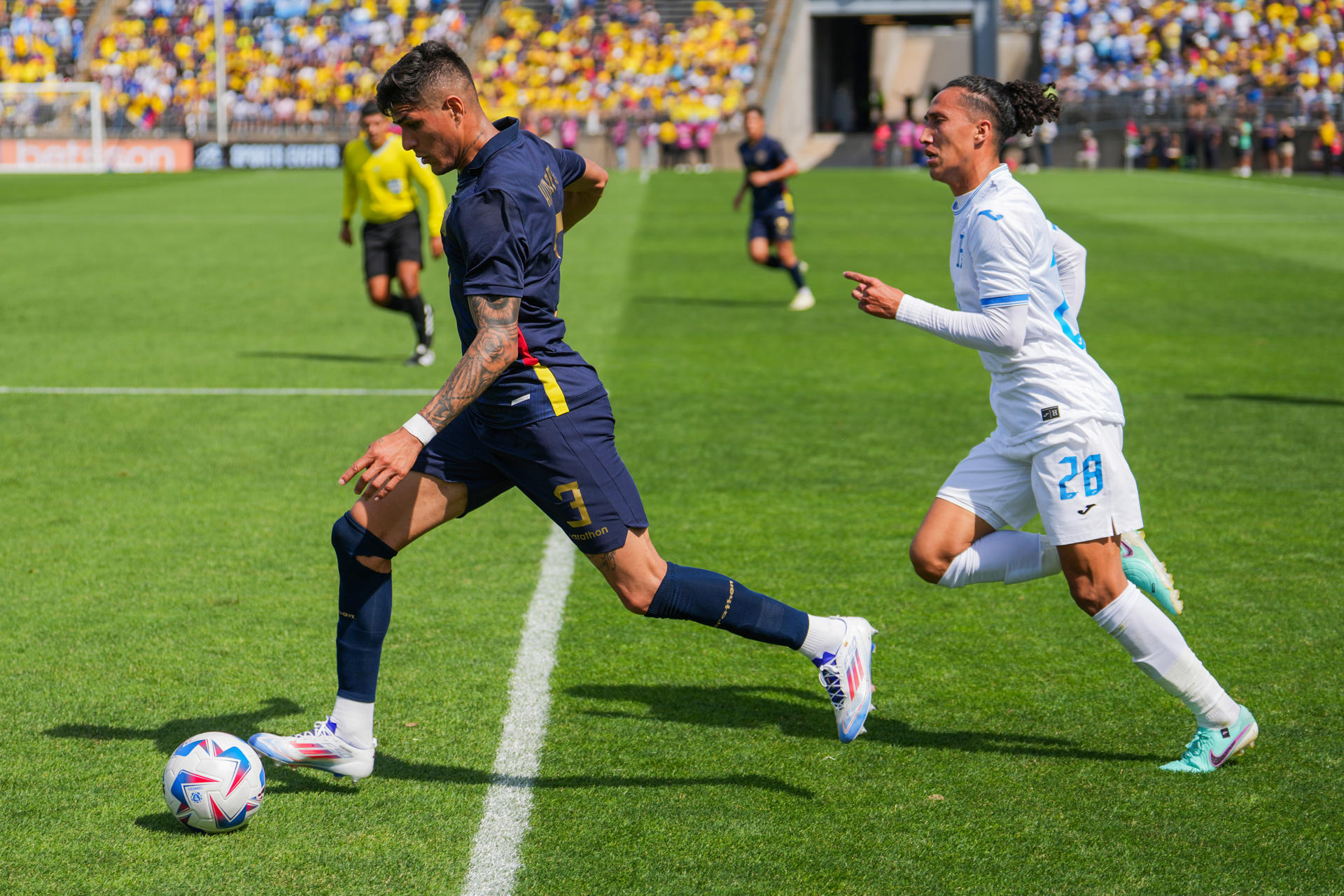 Carlos Mejía (d) de Honduras disputa el balón con Piero Hincapié de Ecuador durante un partido amistoso. EFE/Joe Buglewicz
