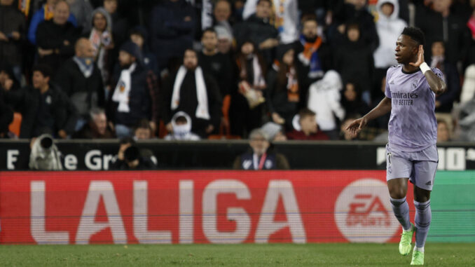 El delantero brasileño del Real Madrid Vinicius Jr. celebra un gol en Mestalla. EFE/ Kai Försterling
