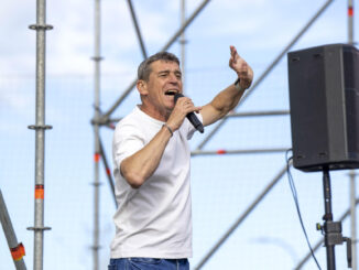 El vocalista del grupo Danza Invisible, Javier Ojeda, durante las pruebas de sonido del concierto que ofrecerán esta noche en la localidad de Torremolinos (Málaga) que abre su gira de despedida. EFE/Daniel Pérez