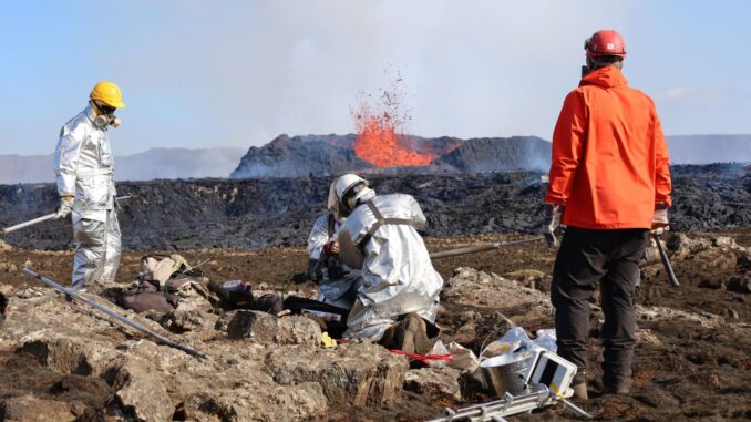 Vulcanólogos y geoquímicos preparándose para tomar muestras de lava durante la erupción del Fagradalsfjall en julio de 2023 en la península de Reykjanes (Islandia). Fotografía facilitada por Valentin Troll. EFE
