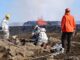 Vulcanólogos y geoquímicos preparándose para tomar muestras de lava durante la erupción del Fagradalsfjall en julio de 2023 en la península de Reykjanes (Islandia). Fotografía facilitada por Valentin Troll. EFE