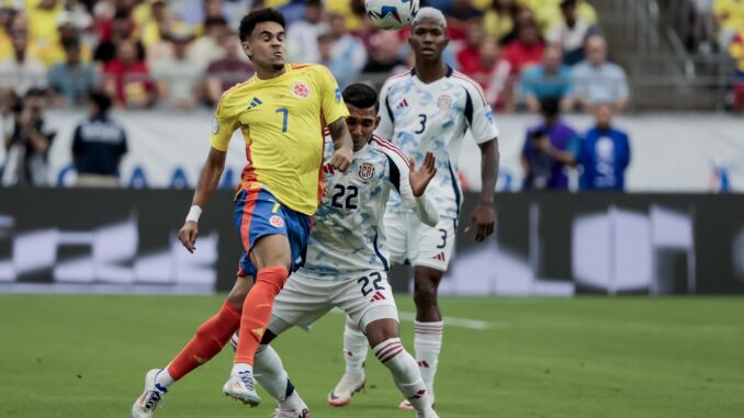 Luis Díaz (L) de Colombia en acción contra Quiros Haxzel (R) de Costa Rica en Copa América 2024. EFE/EPA/JUAN G. MABANGLO

