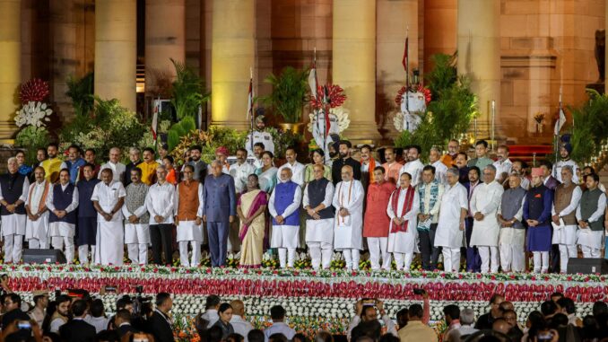 El primer ministro de la India, Narendra Modi (centro), junto con el presidente, el vicepresidente y otros ministros del gabinete, después de prestar juramento para su tercer mandato, el 9 de junio de 2024. EFE/EPA/RAJAT GUPTA
