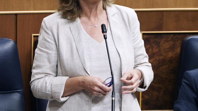 La vicepresidenta tercera y ministra para la Transición Ecológica, Teresa Ribera, interviene durante la sesión de control en el Congreso de los Diputados este miércoles. EFE/ JP Gandul
