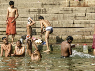 Imagen de archivo de devotos hindúes realizando abluciones en el río Ganges a su paso por Benarés, la ciudad más santa del hinduismo. . EFE/Moncho Torres