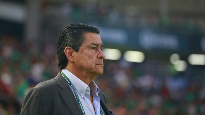 El entrenador de la selección de Guatemala, Luis Fernando Tena. EFE/ Francisco Guasco
