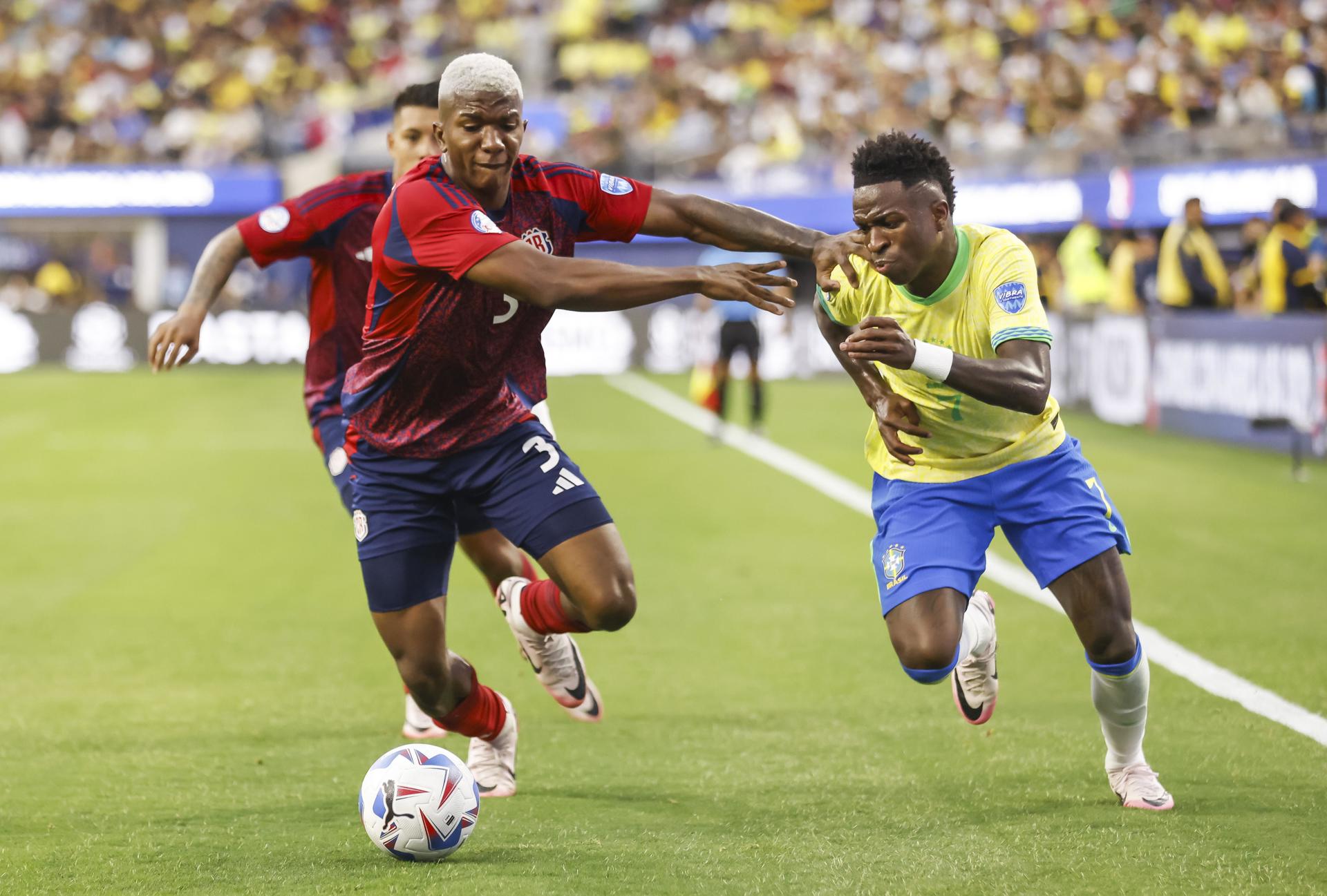 El delantero brasileño Vinicius Junior (d) y el defensor costarricense Jeyland Mitchell (L) luchan por la posición durante la segunda mitad del partido de fútbol del grupo D de la CONMEBOL Copa América 2024 entre Brasil y Costa Rica, en Inglewood, California, EE.UU. EFE/EPA/CAROLINE BREHMAN
