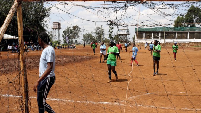 Adolescentes de un colegio de Kibera (Nairobi, Kenia), el mayor suburbio de África oriental, disputan uno de los partidos de La Ligue D' Egalite - Kenia. En un improvisado campo de fútbol de arena en el patio de una escuela, delimitado a ojo por cal blanca recién aplicada, más de 400 chicas de entre 13 y 18 años defienden en una liga local los nombres de los equipos de la Segunda División española en una iniciativa de LaLiga en el barrio de Kibera.  EFE/Carlos Expósito
