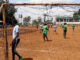 Adolescentes de un colegio de Kibera (Nairobi, Kenia), el mayor suburbio de África oriental, disputan uno de los partidos de La Ligue D' Egalite - Kenia. En un improvisado campo de fútbol de arena en el patio de una escuela, delimitado a ojo por cal blanca recién aplicada, más de 400 chicas de entre 13 y 18 años defienden en una liga local los nombres de los equipos de la Segunda División española en una iniciativa de LaLiga en el barrio de Kibera.  EFE/Carlos Expósito