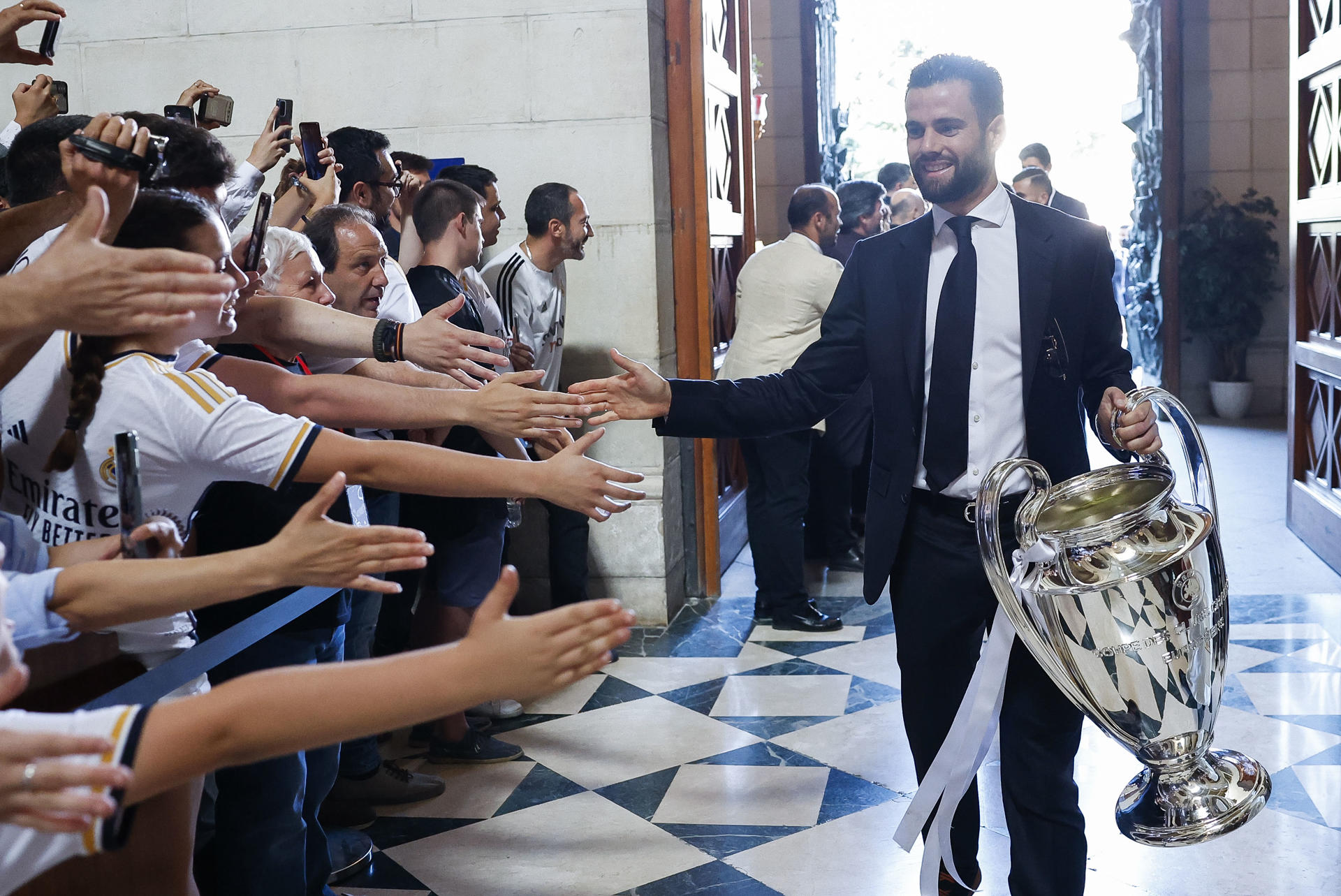 El capitán del Real Madrid, Nacho Fernández, saluda a los aficionados a su llegada a la Catedral de la Almudena, primera parada del recorrido realizado este domingo por el equipo para celebrar su victoria en la final de la Liga de Campeones. EFE/Chema Moya POOL
