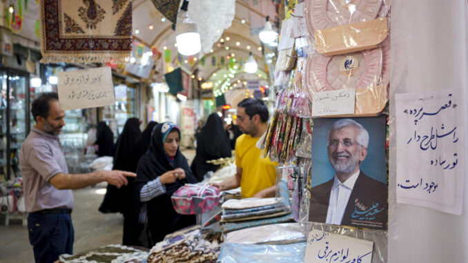 Un cartel electoral del candidato ultraconservador a la presidencia Saeed Jalili, en el bazar de Qom, la principal ciudad religiosa de Irán con un alto número de seminarios religiosos. 
EFE/ Jaime León
