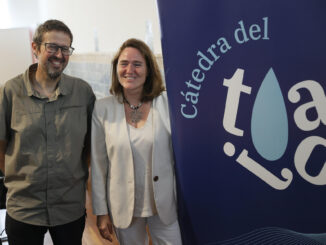 La directora de la Cátedra del Tajo de la UCLM-Soliss, Beatriz Larraz, y el investigador de la Cátedra del Tajo UCLM-Soliss Raúl Urquiaga (d) presentan en rueda de prensa el estudio sobre la contaminación del río Tajo a su paso por Toledo y posibles causas de la generación de espumas. Facultad de Ciencias Jurídicas y Sociales de la UCLM. EFE/Ismael Herrero