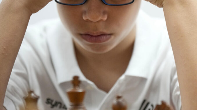 El niño argentino de tan solo 10 años Faustino Oro, durante el torneo Internacional de Ajedrez en Barcelona en el que puede proclamarse Maestro Internacional por primera vez en la historia un chico tan joven. EFE/Alejandro García
