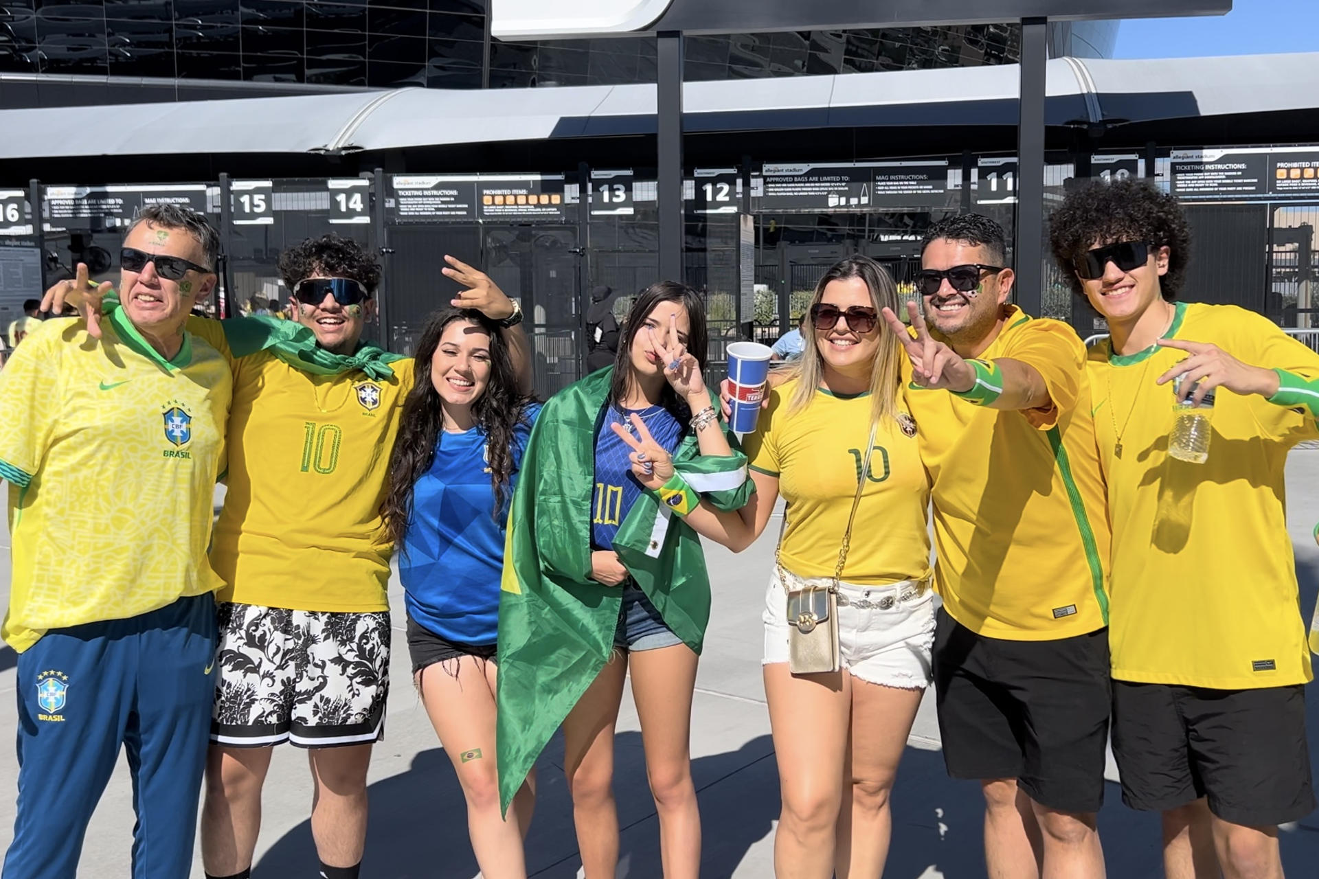 Aficionados de la selección brasileña de fútbol animan en la previa del partido ante Paraguay de la Copa América 2024. EFE/ Andrea Montolivo
