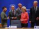 (De izquierda a derecha) el Presidente de Ucrania, Volodymyr Zelensky; el canciller federal alemán, Olaf Scholz; el presidente del Consejo Europeo, Charles Michel; la presidenta de la Comisión Europea, Ursula von der Leyen; la Presidenta de la República de Lituania, Gitanas Nauseda, en la ceremonia de firma del acuerdo de seguridad de Ucrania, durante el Consejo Europeo en Bruselas, EFE/EPA/OLIVIER HOSLET / POOL